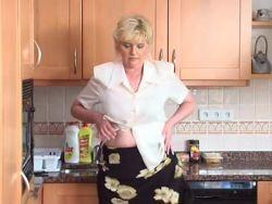 Sexy Oma stopft sich die Muschi mit einem Dildo