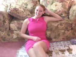 Sexy Teen Girl mit einer blanken Fotze beim Selbstfick