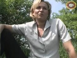 Beim Outdoorfick bekommt die feuchte Muschi nur den Gummidödel zu spüren
