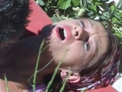Beim Outdoorsex wird dem Flittchen die Arschfotze gedehnt
