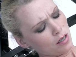 Das hellhaarige Girl bumst sich am Pool die nasse Möse