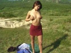 Im Freien fickt sich das schlanke brünette Girl mit ihrem Gummischwanz