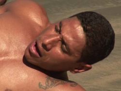 Im Sand gibt es geilen Sex für die Schwuchtel