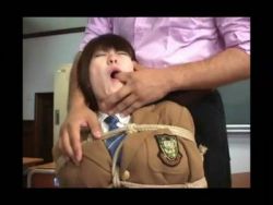 Das japanische Fotzengirl sitzt gefesselt auf einem Stuhl