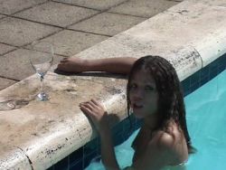 Ein geiles unschuldiges Girl bekommt ein ordentliches Spanking auf den verlängerten Rücken
