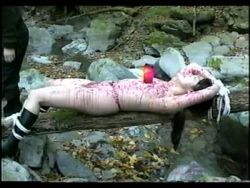Mitten im Wald wird die willige Asianutte mit flüssigem Wachs gequält