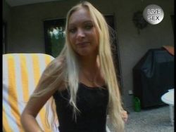 Blondem Girl wird Open Air die haarfreie Pussy gefingert