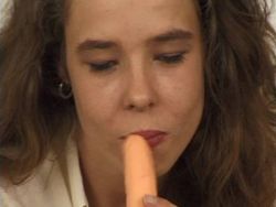 Die sexy Hausfrau fickt sich ihre nackte Muschi