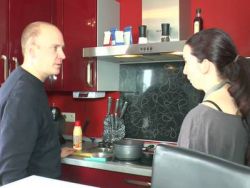 Ein heißes Girl mit kahler Muschi wird gefickt