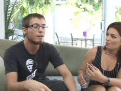 Haarlose Teenie Muschi wird tabulos gestopft