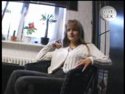 Junges Flittchen schiebt sich einen Dildo in die geile Fotze