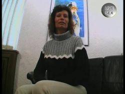 Reife Schlampe vögelt die blanke Fickmöse