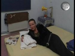 Sexy Jungluder lässt sich die unbehaarte Fotze tief bumsen