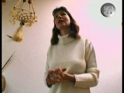Das heiße Girl zieht heiße Dessous an und zeigt ihre nasse Muschi