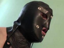 Gay mit Maske lässt sich den Riemen lutschen