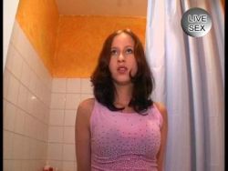 Scharfes Teen Luder in Unterwäsche rubbelt sich die Möse