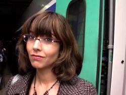 Strebergirl mit Brille in sexy Dessous bläst und reitet wie ein echter Porno Profi