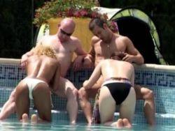 Die scharfe Schwarze bläst beim Pool Vierer weiße Pimmel bis zum Abwichsen