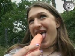 Mit dem Sexspielzeug vögelt sich das Teen Girl die Möse
