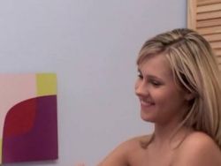 Mit einem Sextoy nageln sich Lesben mit kleinen Möpsen ihre Mösen