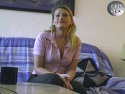 Untervögelte Frau besorgt es sich selbst mit ihrem liebsten Spielzeug