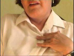 Alte Lady spielt alleine mit einem Sexspielzeug