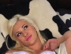 Bei der heißen Nahaufnahme wimmert das blonde Luder direkt in die Kamera während des schamlosen Orgasmus