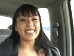 Mit einem langen StrapOn vögelt die süße Asia Nutte ihre lesbische Gespielin in die Spalte