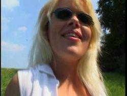 Blondine mit prallen Brüsten steht auf geilen Sex im Freien
