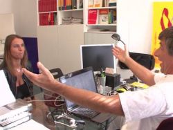 Ein scharfes Flittchen mit dicken Brüsten wird vom Arzt genagelt