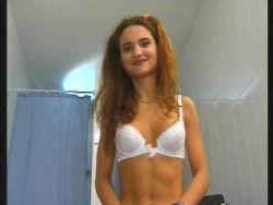 Junges Girl lässt sich von zuckendem Schwanz nageln