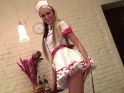 Arschfotze der geilen Krankenschwester wird mit dem Lustkolben gekanllt