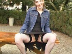 Sexy Teen rubbelt sich die Möse nach dem Arschfick
